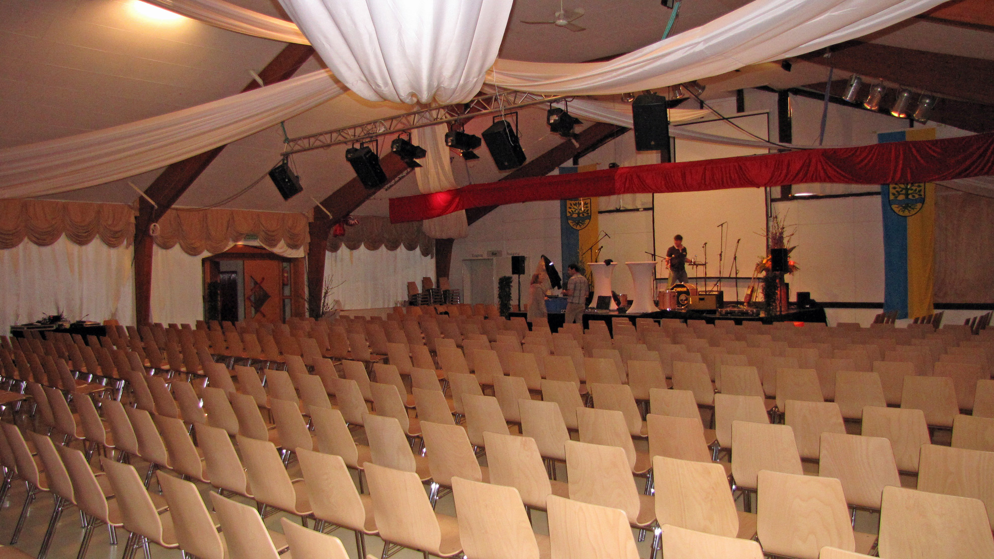 PFC-Halle innen mit Bühne