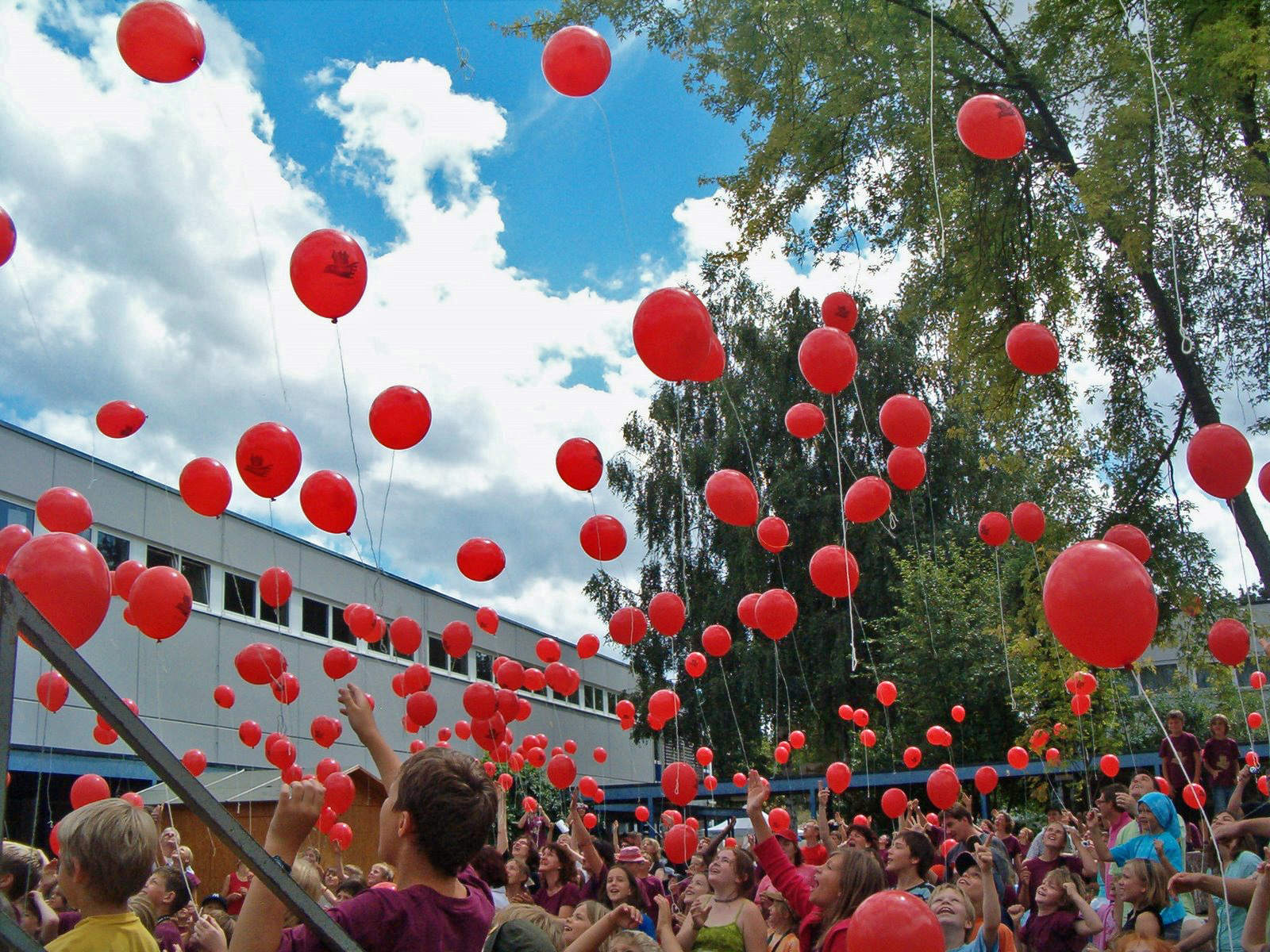 Luftballonstart zum Abschluss einer Kinderspielstadt